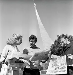 Manned: Muscovites read papers, 1971