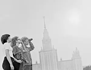 Muscovites: Muscovites watching solar eclipse, 1981