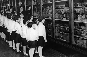 Explains: Museum visit of an Italian school class, 1934