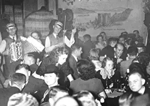 Accordion: Musicians in an inn in Berlin, 1939