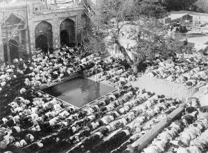 Peshawar: Muslims praying in Peshawar, 1907