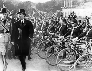 Pennant: Mussolini in front of a cycling troupe