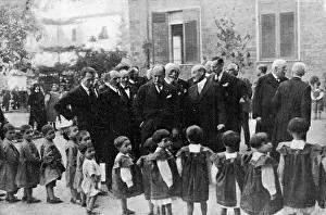 Favourable: MUSSOLINI E BAMBINI