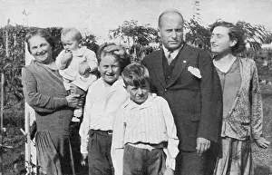 Budding: MUSSOLINI AND FAMILY
