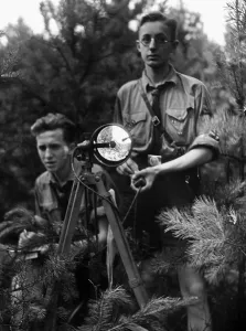 Headlights: Nachrichten-HJ members when blinking, 1939