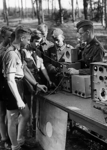 Receiver: Nachrichten HJ members learn the Morse code, 1939