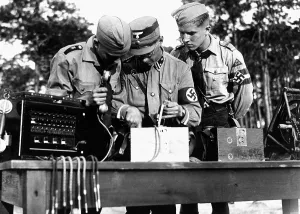 Explains: Nachrichten-HJ members during a telecommunications train