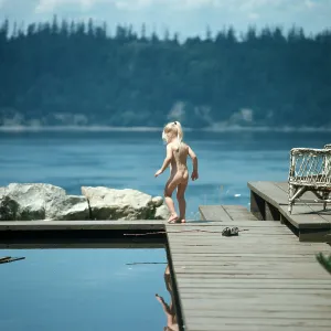 Del002: Naked Girl Walking On Dock By