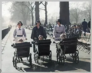 Wheeling: Nannies with children in prams