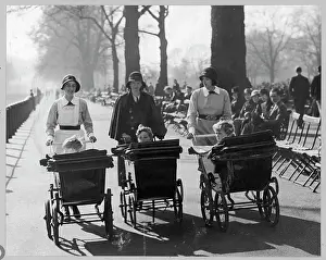 Wheeling: Nannies with children in prams