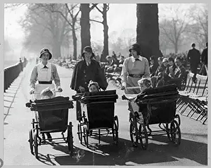Wheeling: Nannies with children in prams