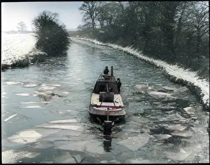 Oncolourisedpic: NARROW BOAT ICEBREAKER