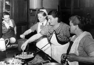 Helpers: National Socialist Women's League helping refugees in