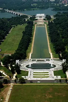 Mall: National World War II Memorial, Reflecting Pool and Lincoln