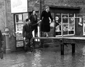 Punts: NATURAL DISASTERS - Floods in England