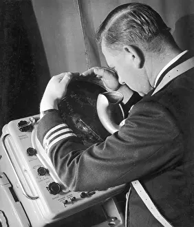 Heinz Zinram: Naval officer checks the radar
