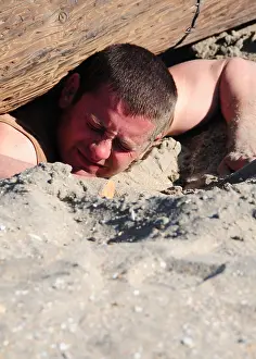 Coronado: US Navy sailor digs under a wood and barbed ?