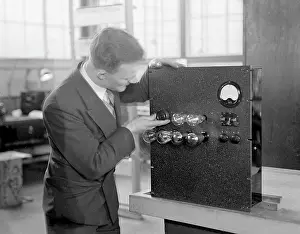 Telephonic: NEON TUBE OSCILLATOR