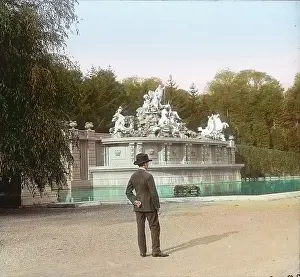 Schonbrunn: The Netune well at the garden of the Schoenbrunn Palace
