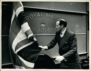 Warr: New Royal Cypher on postal van unveiled