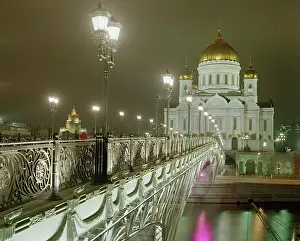Linking: Newly-constructed Patriarshy Bridge in Moscow, 2004