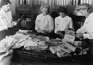 Helpers: News assistants when sorting mail at the soldier's radio sta