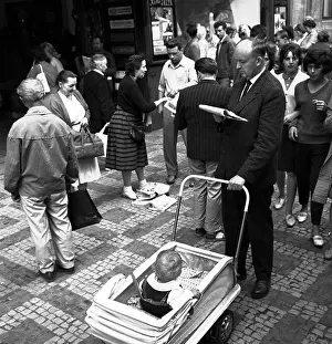 Desort: Newsboy - newspaper reader - news