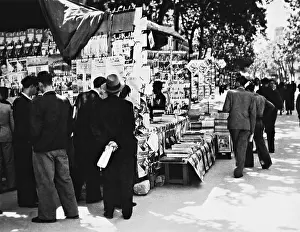 Kiosk: Newspaper kiosk in Barcelona, 1936