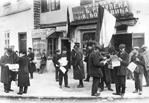 Archduke: Newspaper readers in Nisch, 1914