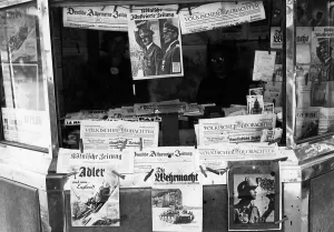 Adler: Newspaper stand in Paris, 1940