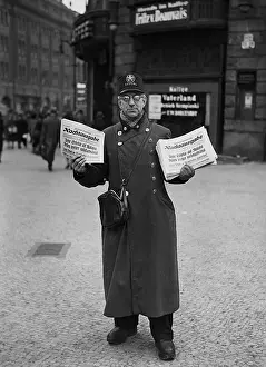 Nachtausgabe: Newspaper vendor in Berlin, 1934