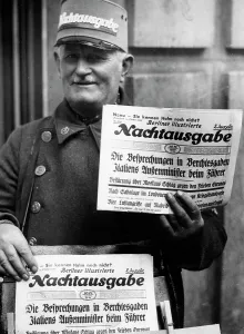 Vendors: Newspaper vendor in Berlin, 1936