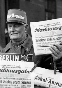Vendors: Newspaper vendor in Berlin, 1936