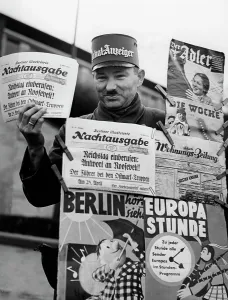 Vendors: Newspaper vendor in Berlin, 1939