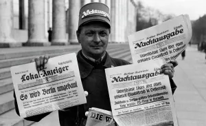 Sturm: Newspaper vendor in Munich, 1938