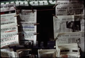 Newsstand: Newspapers - News - Paris