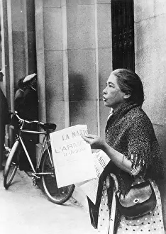 Offers: Newswoman in Brussels with the edition of the surrender of t