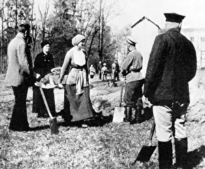 Tsarskoe: Nicholas II with his daughters in captivity, 1917