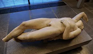 Slain: Niobid. Roman statue. 320 BC