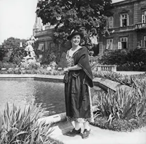 Nora: Nora Gregor in Mirabell garden