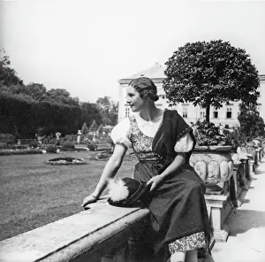 Nora: Nora Gregor in Mirabell garden