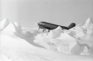 Lands: North Pole-9 drifting ice station