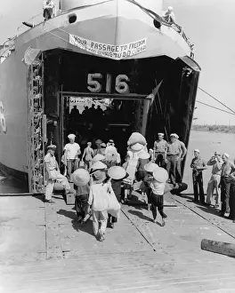 Accords: North Vietnamese refugees board an US ship ?