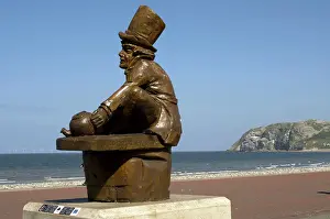 Idris: North Wales - Llandudno - Mad Hatter Statue by beach