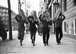 Leaflets: NSDAP members carrying a propaganda stack, 1932