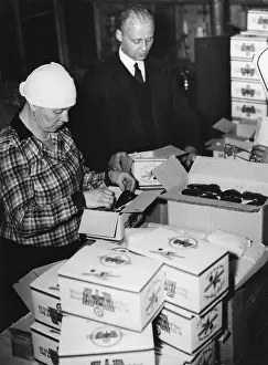 Parcel: NSV members packing Christmas packages in Berlin, 1935
