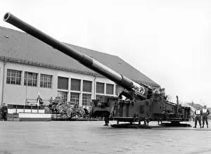 Pistole: Nuclear cannon of the US Army in frontn of Bavarian members