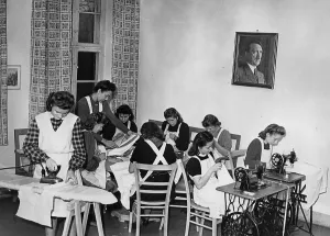 Aprons: Nursemaids school of the NSV, 1943