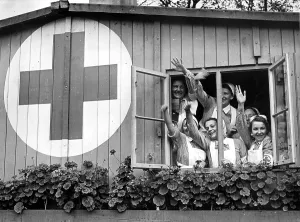 Cared: Nurses of the DRK in an army aid facility, 1941