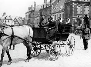 Paramedic: Nurses in a horse carriage, 1916